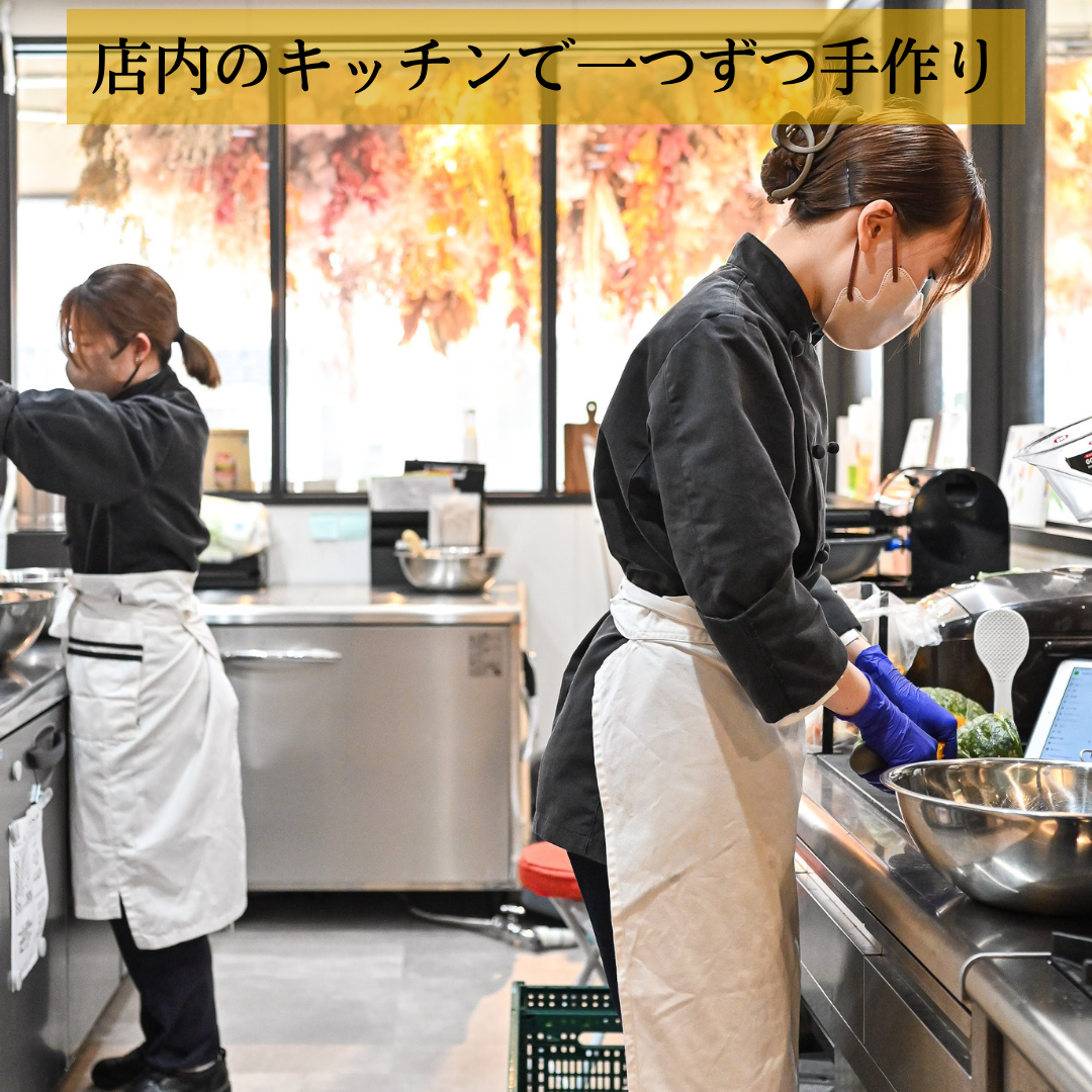 店内キッチンでの手作り調理風景（おせち付きセット選択時）