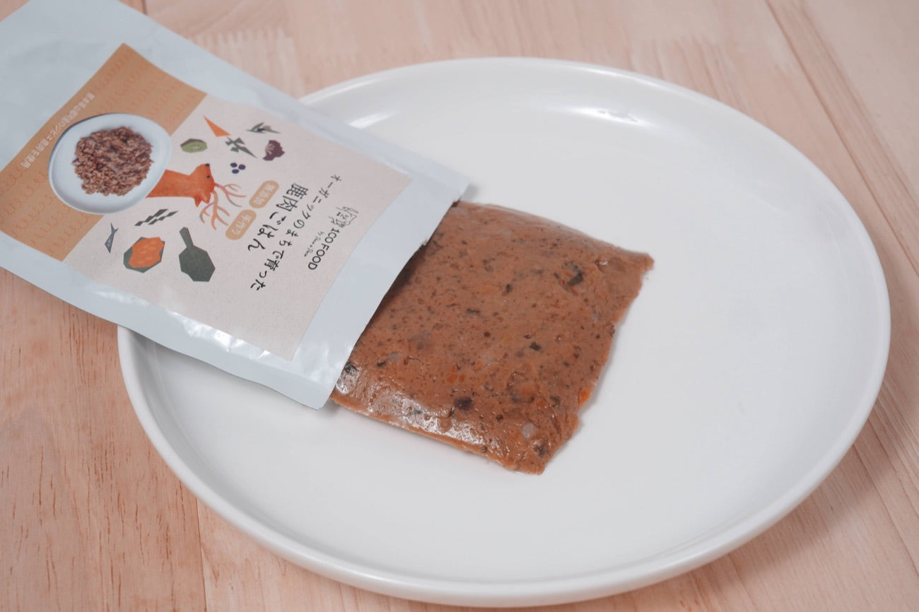 スプーンでレトルトフードをすくうところ
